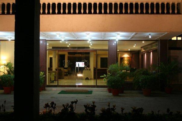 Hotel Clark Greens Új-Delhi Kültér fotó